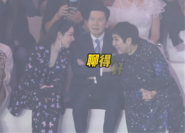 偶遇向佐一家看画展，郭碧婷素颜出镜被夸很美，小奶皇长得很可爱