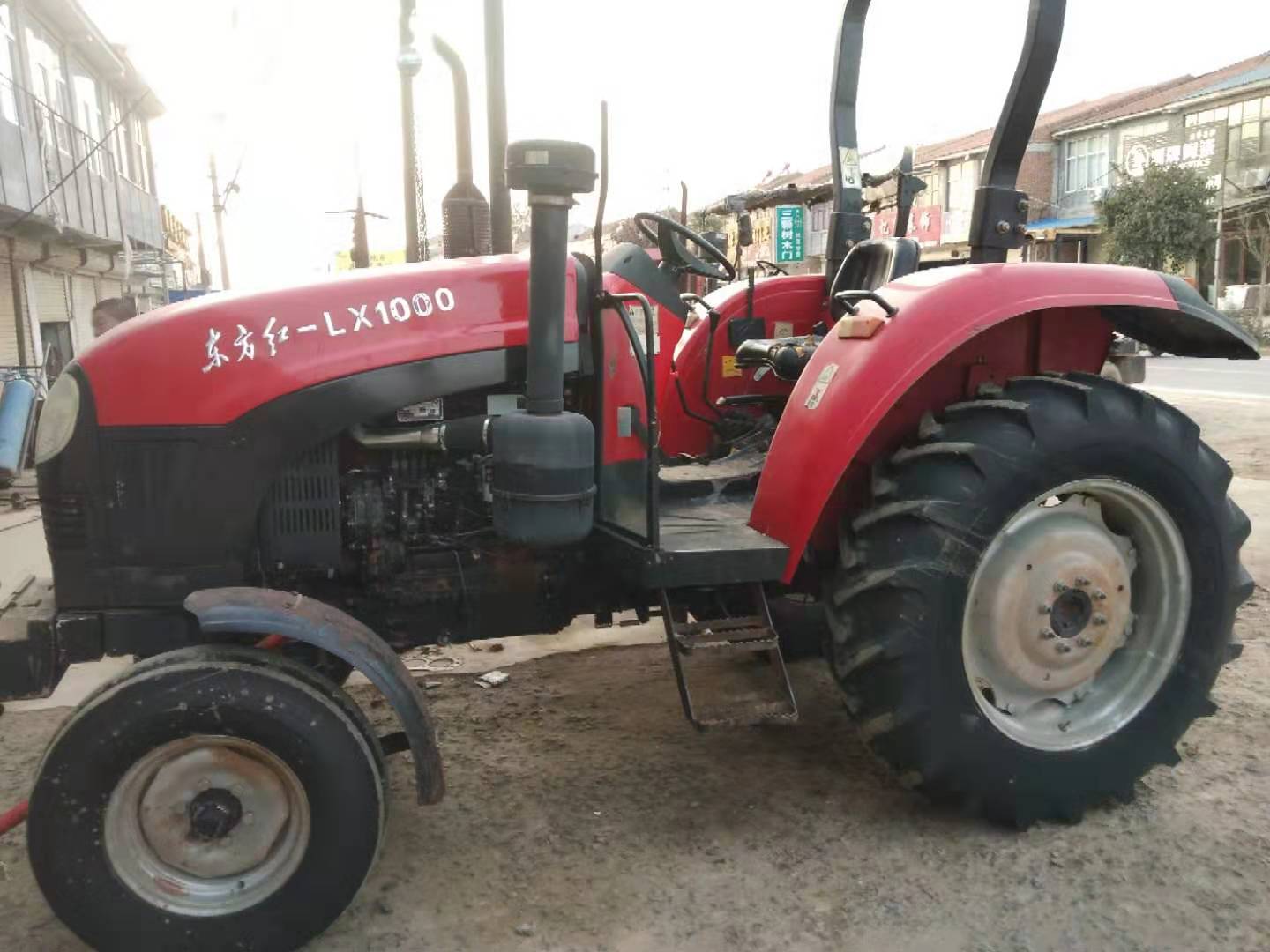 我的爸爸這么愛玩農(nóng)機(jī)車，但是玉米收割機(jī)更喜歡玩他