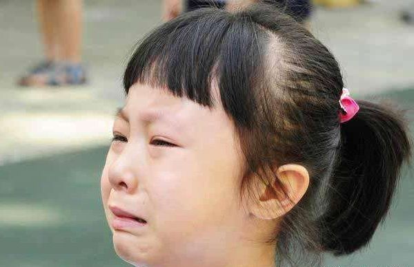 “妈妈别打了，我疼！”大人打骂女孩哭喊，失控的父母请适可而止