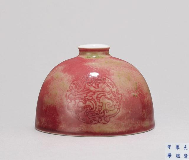 中国红釉瓷器的两种最高格调  年轻美人醉vs.资深媚娘红