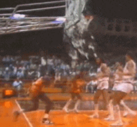 为什么nba的篮板扣不碎（扣碎篮板的8大瞬间：乔丹单臂把篮板扣粉碎，易建联也扣碎过）