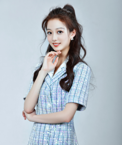 中国传媒大学校花冯琳，因“领诵”走红，读大四的她去哪实习了？