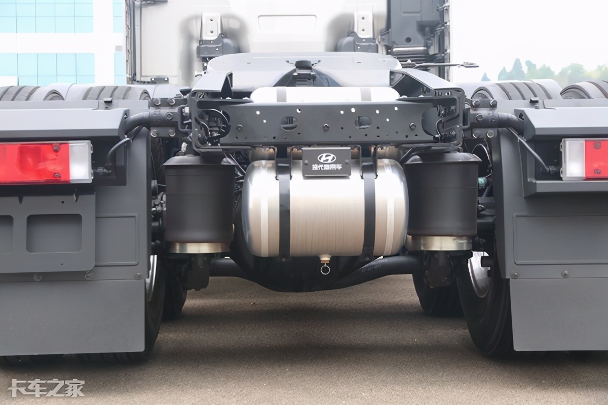 这款创虎重卡顶部气喇叭,盾形中网和提升前脸质感和豪华的镀铬中网等