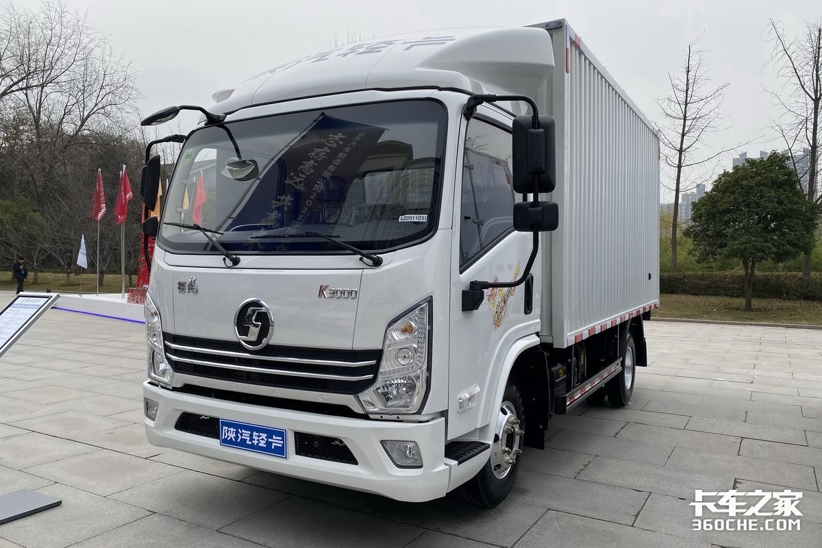 3升130马力,自重2.8吨,实拍陕汽德龙k3000轻卡