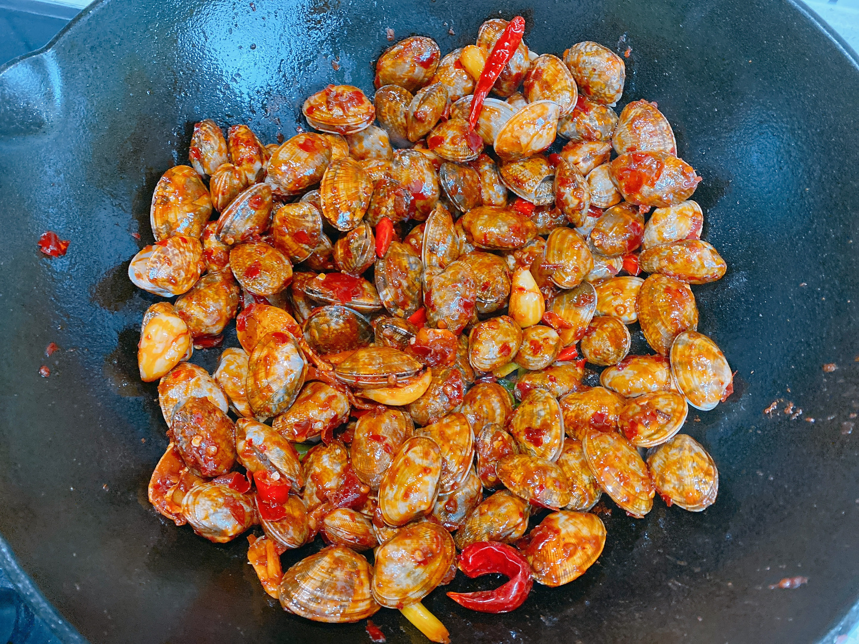 辣炒花蛤千万不能焯水,大厨都这样做,花蛤鲜嫩入味,没有泥沙