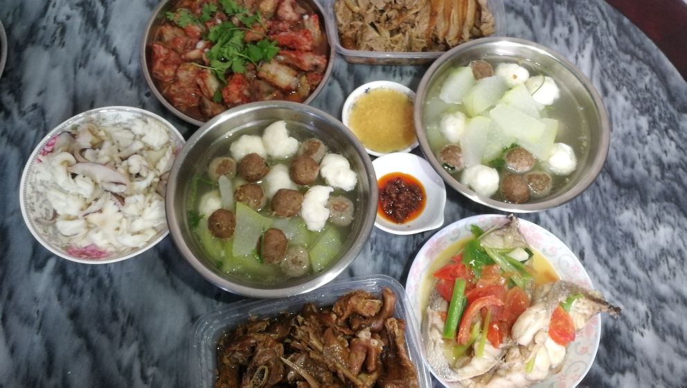 初二回娘家，爸妈备上一桌好饭菜，迎接女儿回家拜年，真幸福