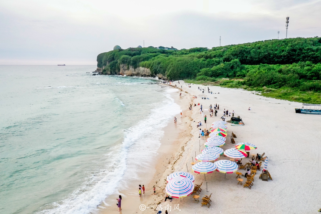 石螺口位于涠洲岛的西部,是欣赏落日的好地方,周边的村落有很多酒店和