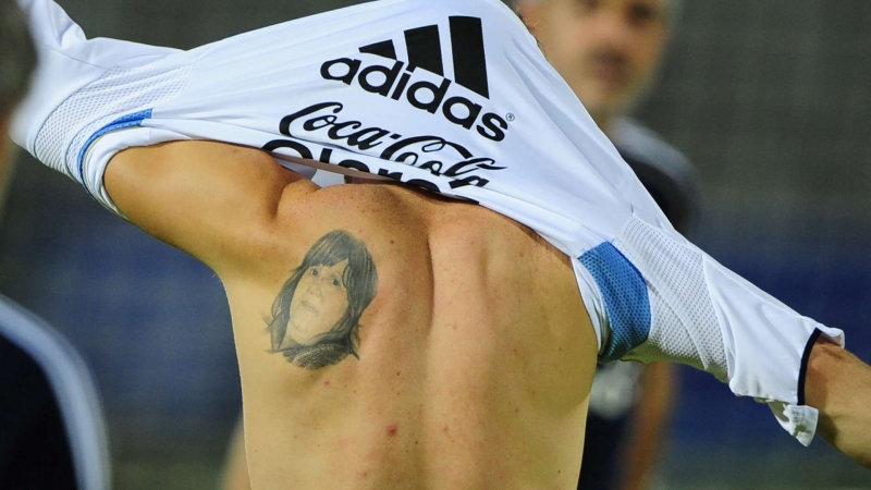 球王梅西 Messi 「刺青」故事公开，「王冠」等 5 处藏有满满的爱