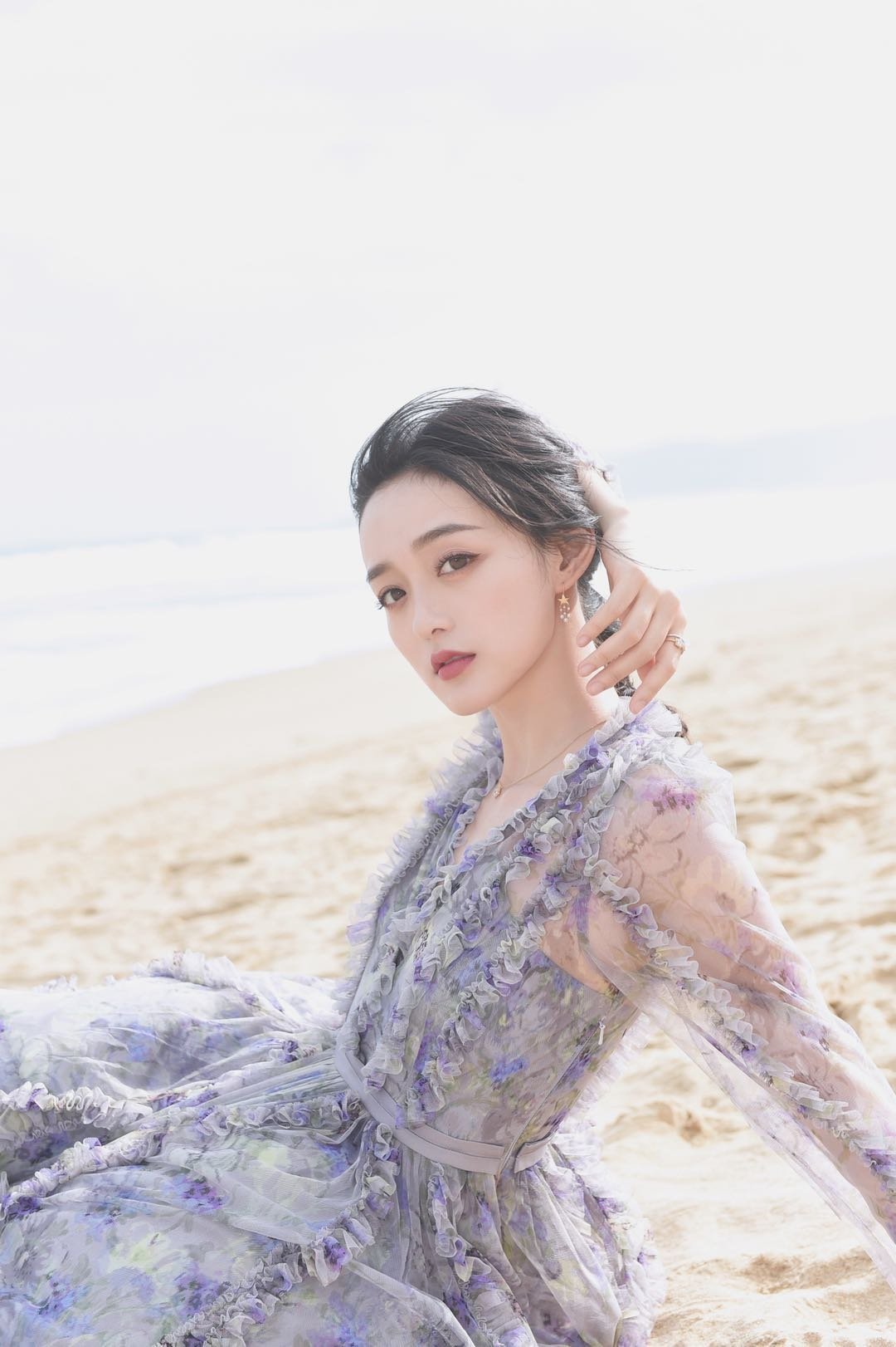 何泓姗看上去很年轻(何泓姗的穿搭有特色,尤其适合年轻少女,仙气飘飘