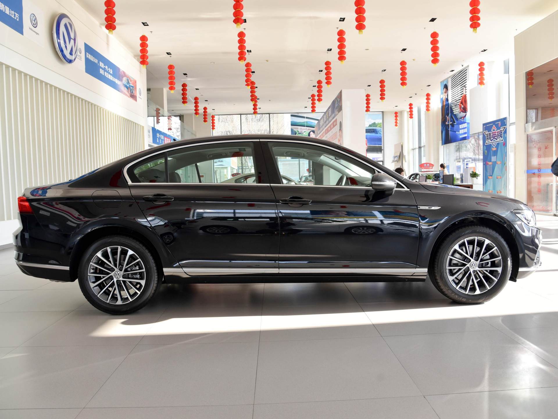 价格挺便宜空间还领先，三厢合资中型车油耗6.3L，带你看大众迈腾