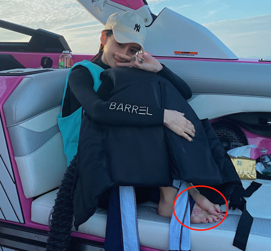 Baby穿泳装出海冲浪!大胆炫出一截紧实腹肌,脚背粉色纹身太抢镜