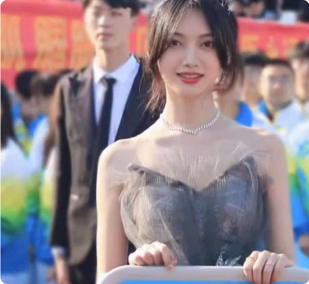 青岛大学“举牌女神”，气质和司藤有点像，网友觉得是服装出彩