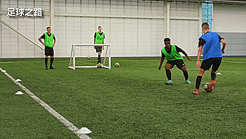 足球快速压迫对手需要什么（一堂完整的1v1压迫训练课）