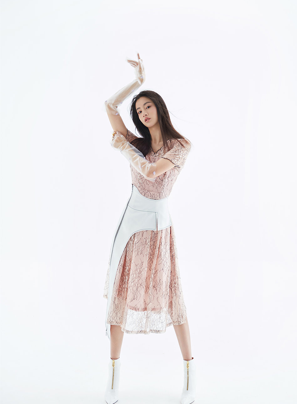 毛晓慧身材(她被吐槽"最丑小龙女",今蕾丝裙配腰带,透明手套都戴出