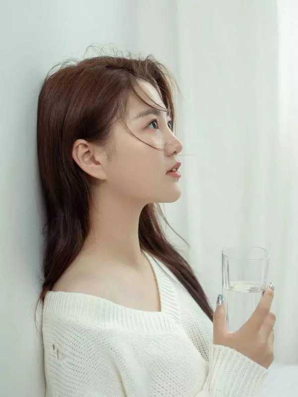 清纯的眼神(青春少女的单纯,清纯及怀揣的小心思,她的眼神中给出了