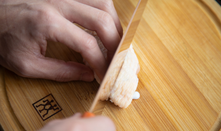 怎样用微波炉烤鸡翅(孩子爱吃烤鸡翅，不用油炸，微波炉轻松搞定，香酥可口，太美味了)