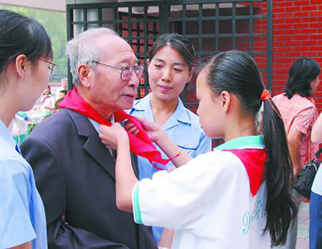 他是很有背景的