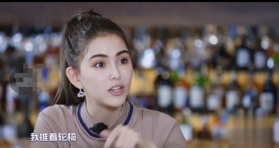 昆凌被曝摔倒头受伤，紧急取消隔日行程，周杰伦贴心陪伴