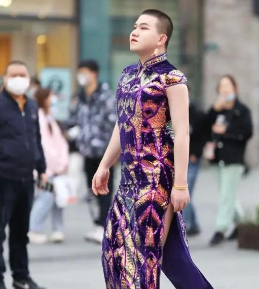 高考考场外的父亲火了，身披战袍艳压群芳，画面感人又好笑