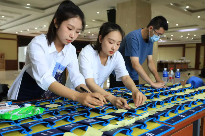 今天，这群大学生在天安门广场为党献上特别祝福！