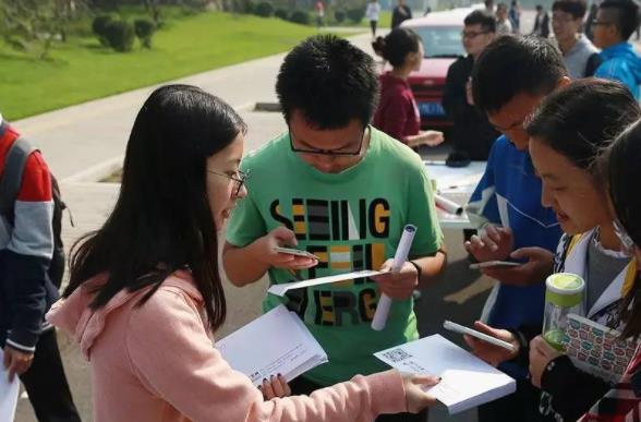 浙江大学混血校花走红，高颜值撞脸安妮海瑟薇，中文名字是亮点