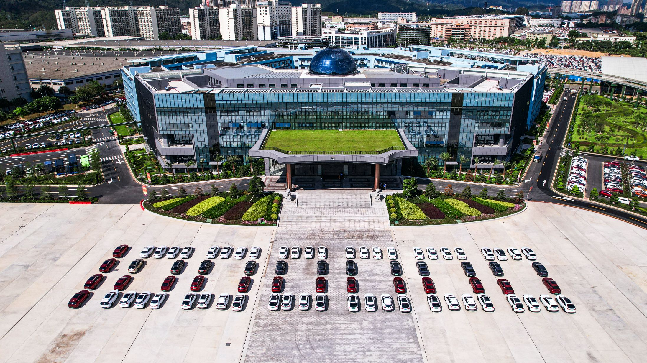 与大多企业热衷于兴建超高层总部不同的是,"六角大楼"是一种沿地面
