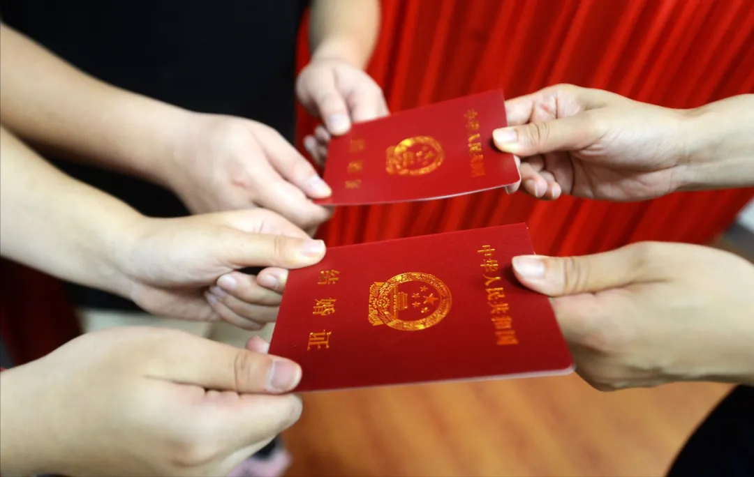 帅小伙街头求婚胖女孩，围观女生羡慕：我到底差在哪里？