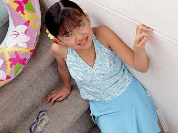 12岁女孩放学路上来"初潮",白裤子被染红,还好路人伸手相助