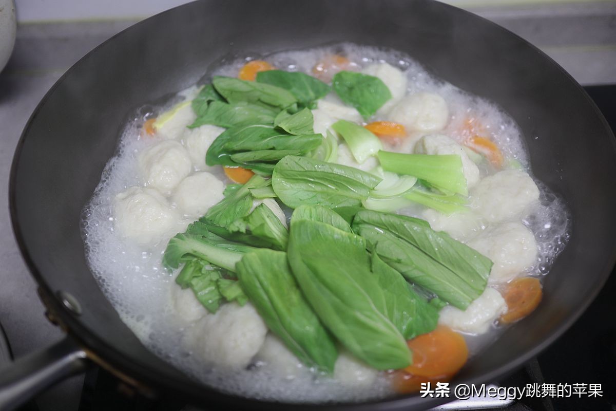 自制的鱼丸Q弹洁白，2道家常鱼丸汤，比饭店的还营养好喝实惠