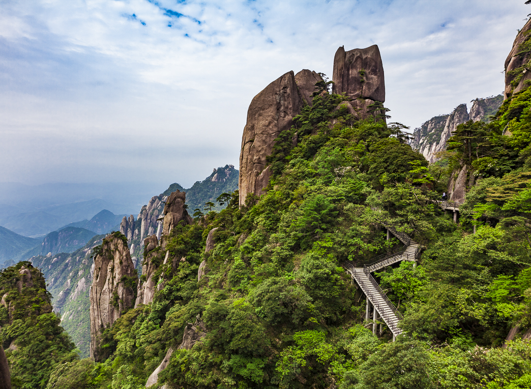 三清山，山迢路遠(yuǎn)，愛如少年