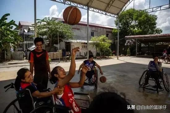 库里与轮椅球迷(在轮椅上男女健儿们，希望他们未来的道路上，不会孤身而行)