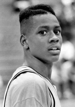 是他母亲的姓氏,因为他的父亲在艾弗森小时候就抛弃了他们母子俩,所以