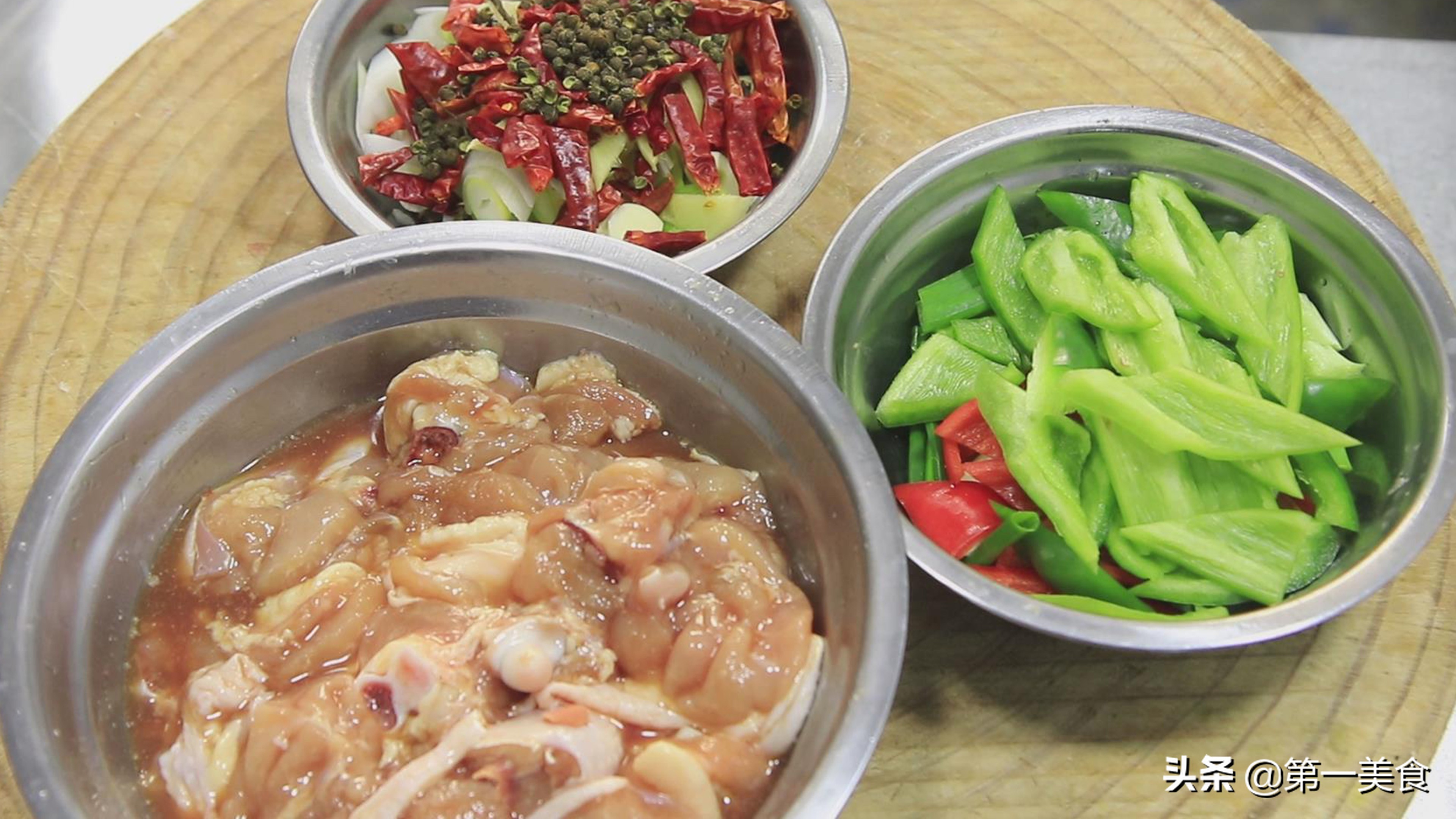 干锅鸡(饭店的干锅鸡又香又酥，咱自己在家做，用料简单味道足，真解馋)