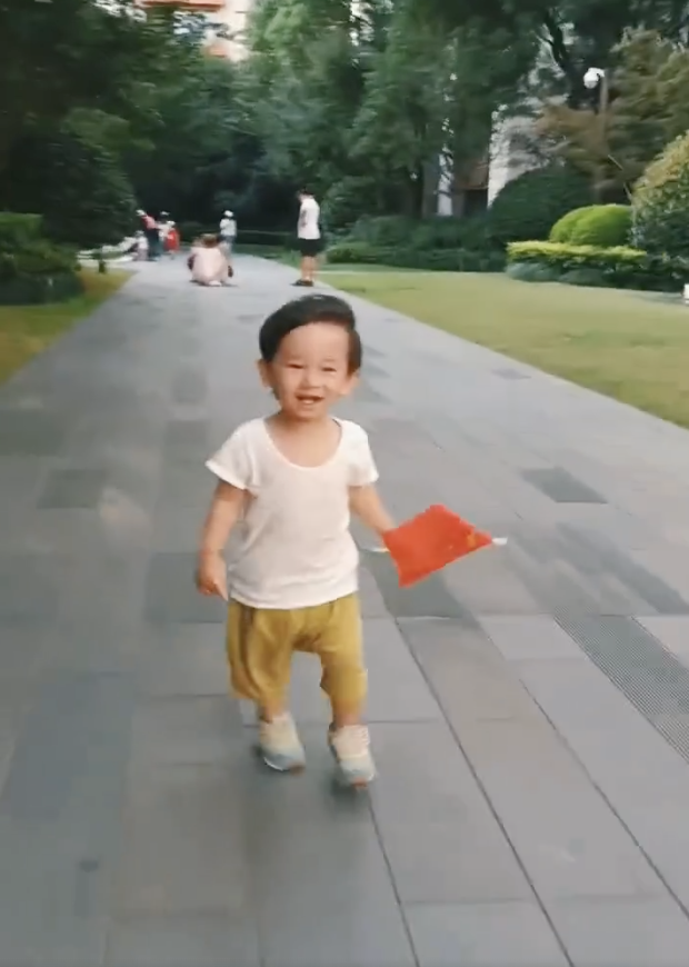 应采儿罕晒次子视频，HoHo举着红旗一路小跑，露小乳牙萌态尽显