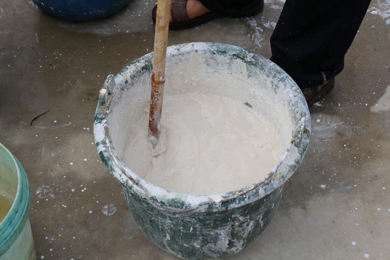 四,配置波尔多液——稀铜浓石灰法