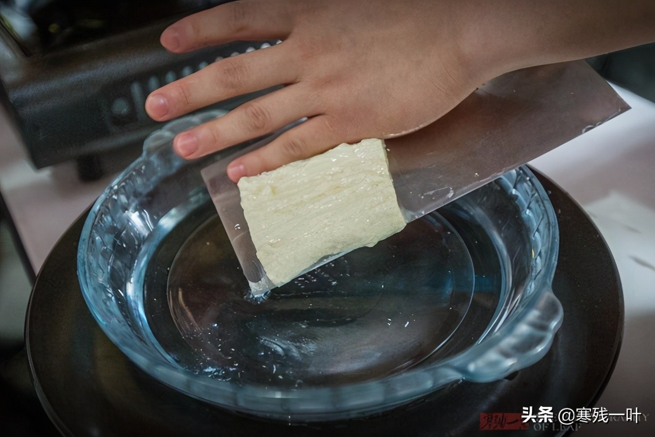 将一块豆腐切成发丝一样，这刀功也就扬州厨师有，据说得切15年