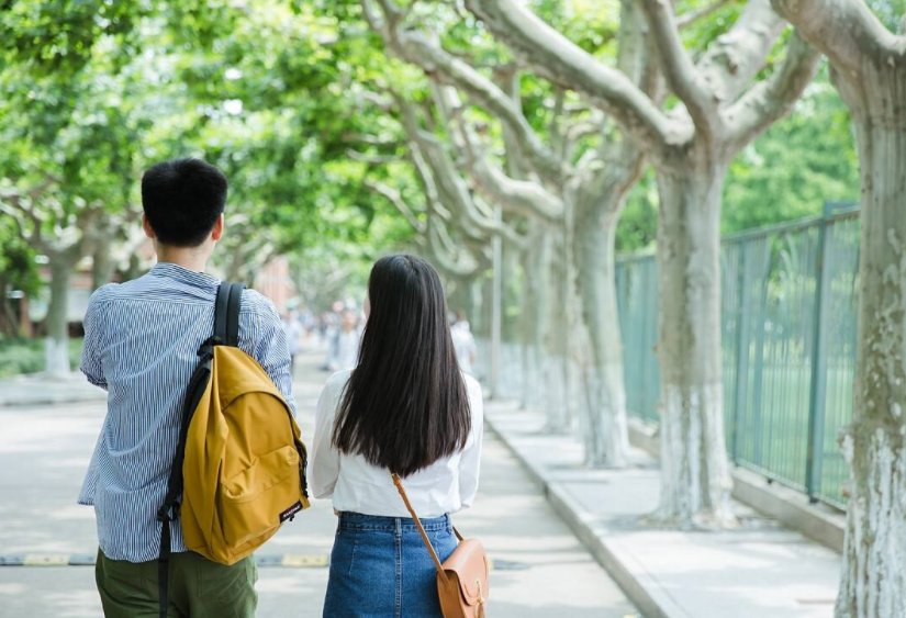 女大学生“怀孕”现象接连不断，辅导员道出原因，别不以为意