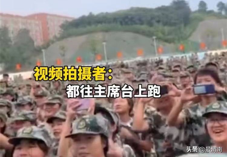 湖南一高校军训教官晒腹肌，引得女生尖叫，有博美人芳心之意？