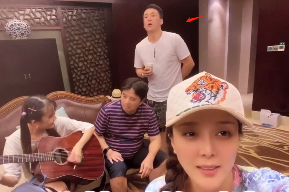 61岁毕福剑现身私人聚会有美女陪,随众人齐歌唱显精神)