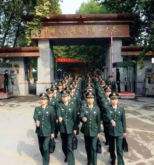 (寫給9月開學季赴軍校報道的學子們)操課路上的軍校學員