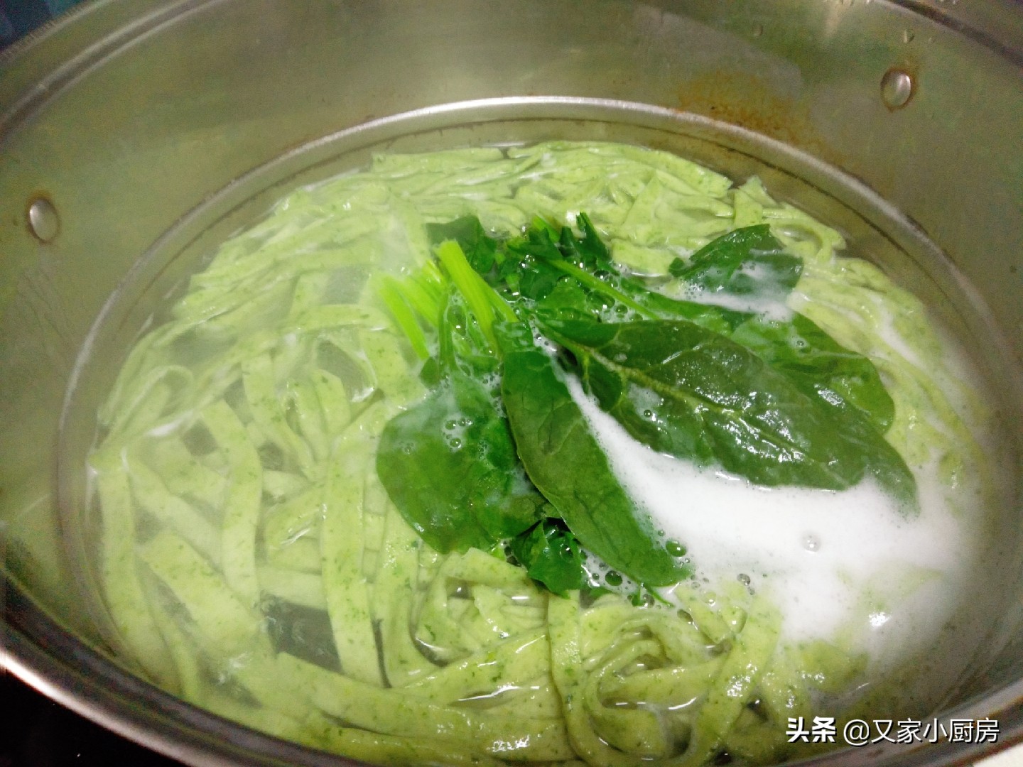 1把菠菜，1碗面，教你在家做陕西特色面食菠菜面，翠绿养眼还好吃