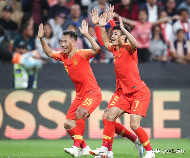 中国队加油仍响彻现场(巧合？中国球迷助威声响彻全场 2分钟之后亚洲杯最佳进球诞生！)
