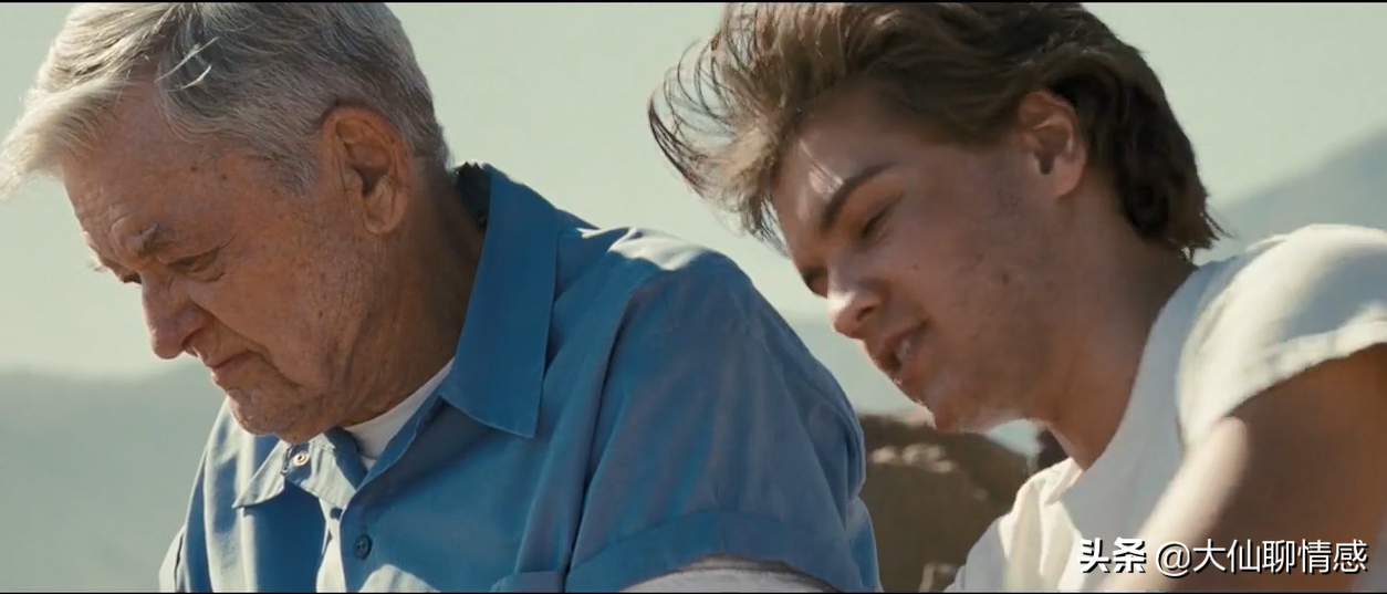 离奇失踪的22岁哈佛学生，死在了一辆废弃巴士里——《荒野求生》