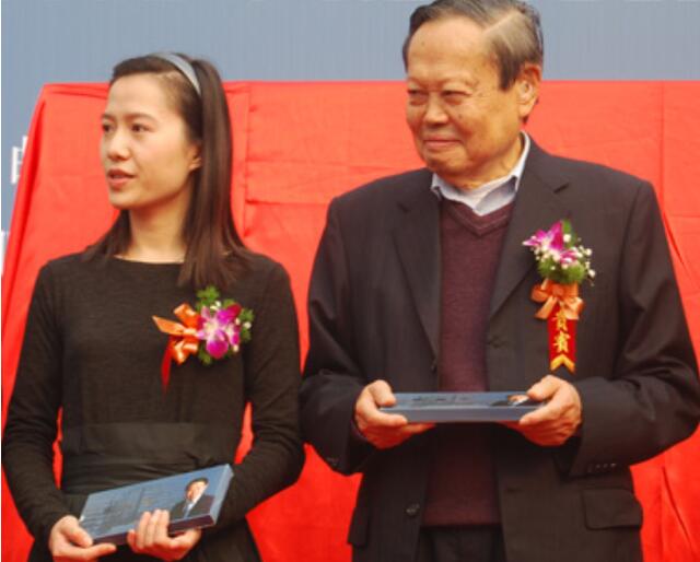 近百岁喜添千金?曾被网友抱怨的杨振宁,误解的背后是时代悲哀