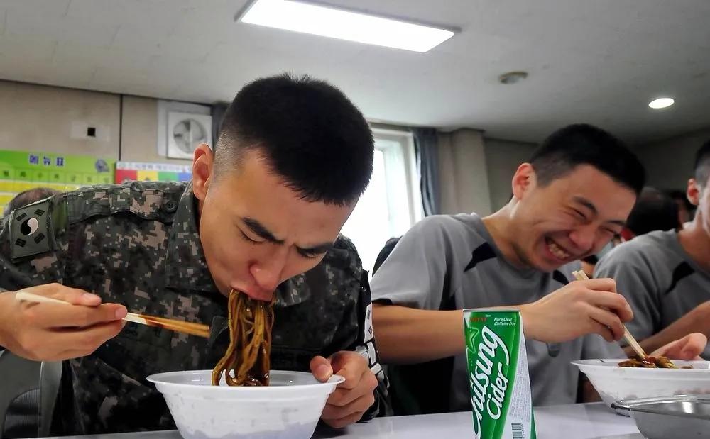 韩国世界杯素质差(韩国军人抱怨隔离伙食太差，重视装备轻蔑体能，理由更是很奇葩)