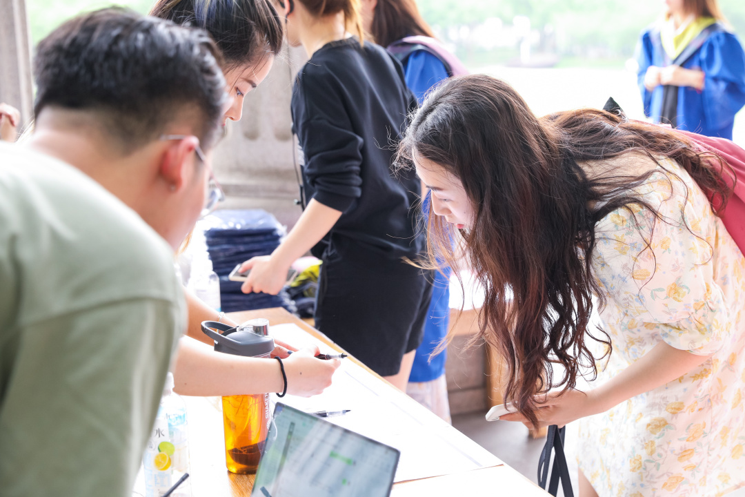 毕业季，复旦大学书记校长喊毕业生合影啦！