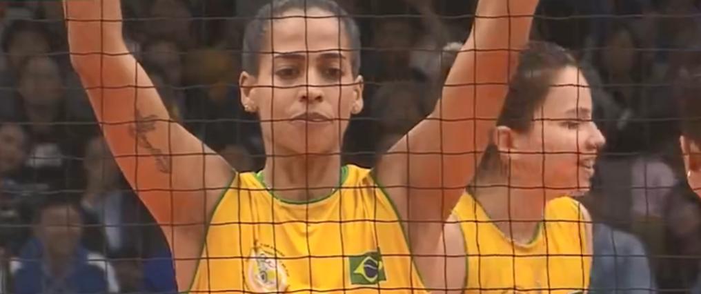 心酸！中国女排1比3不敌巴西痛失冠军，女排姑娘们泪洒赛场
