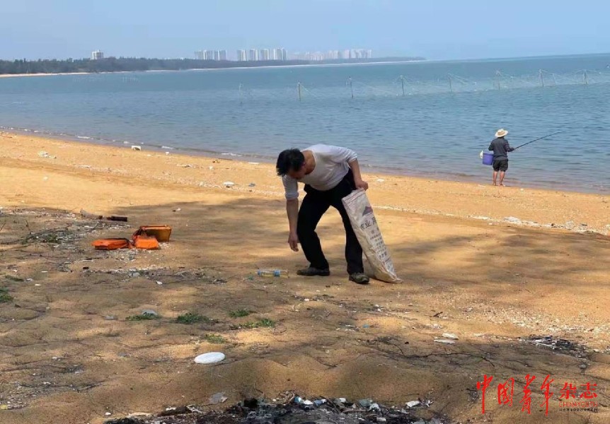 千億富翁春節在海南撿垃圾