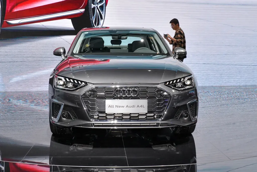 豪华车奥迪A4L，中配190马力+8个安全气囊，售价25.53万起