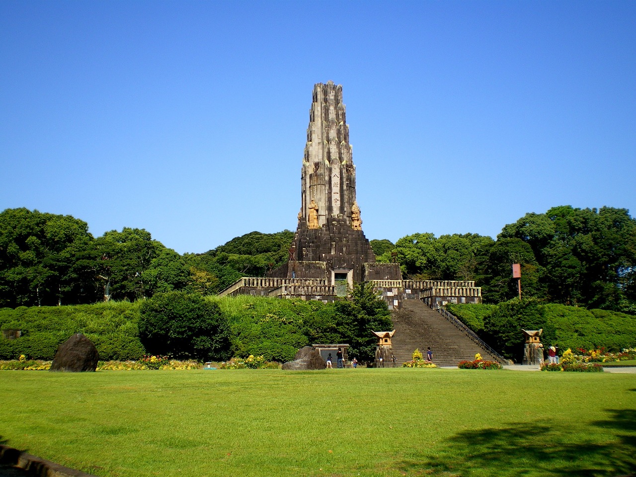 日本镇魂塔：压着中国238块石头，很多来自长城和泰山，其心可诛